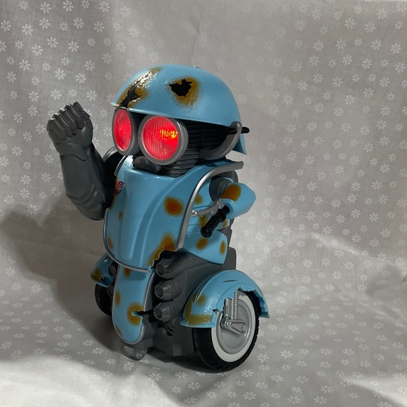 Hasbro Transformers The Last Knight Robot Squeaks Dances Action Figure lights up - Picture 9 of 9